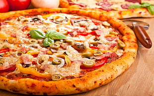 round bacon and olive top tomato cheese pizza HD wallpaper