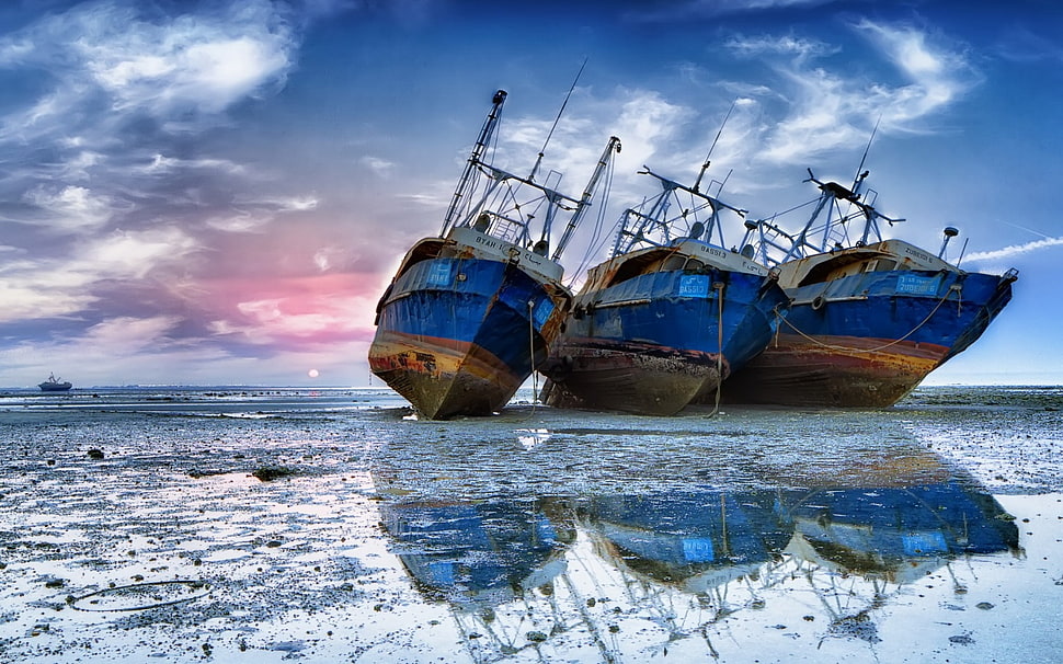 photo of three blue-and-brown ship boats on body of water HD wallpaper