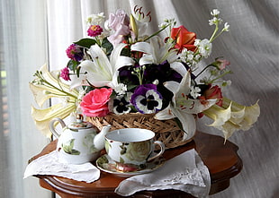 white, pink, and yellow petaled flower arrangement