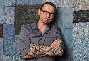 man wearing gray dress shirt and black framed eyeglasses HD wallpaper