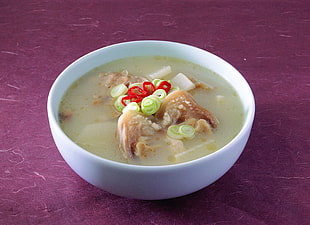 close up photo of broth soup filled white bowl HD wallpaper