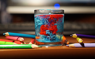 tilt shift focus photography of drinking glass with red and blue color inside decor HD wallpaper