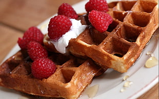 waffle with berry toppings HD wallpaper