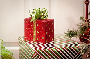 Christmas gift on table HD wallpaper