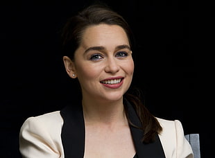 Emilia Clark smiling HD wallpaper