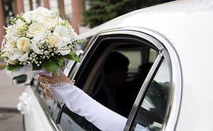 bride holding white Rose flowers bouquet HD wallpaper