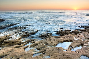 photography of splashing waves on seashore while golden hour, america HD wallpaper