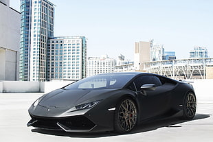 gray Lamborghini Huracan coupe