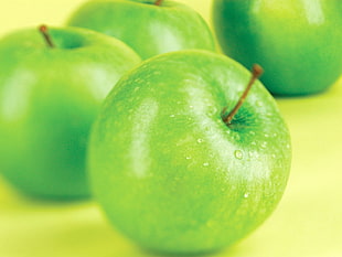 green Apple fruit close-up photography HD wallpaper