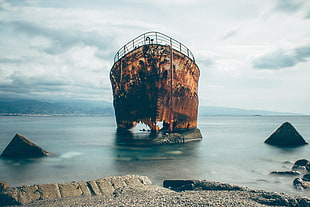 rusted sink boat on seashore, landscape, shipwreck, Italy, rocks HD wallpaper