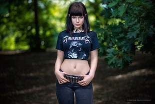 woman wearing blue crew-neck top top and blue jeans