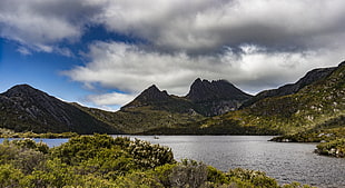 green and black mountains over blue sky, cradle mountain, tasmania HD wallpaper