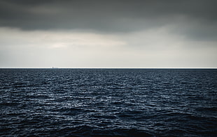 horizon between sea and sky