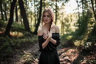 woman wearing black off-shoulder quarter-sleeved top standing in forest HD wallpaper