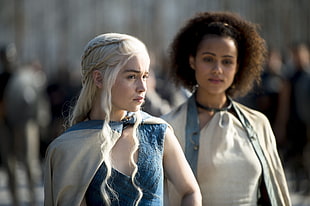 Game of Thrones Mother of Dragon wearing white cape and blue sleeveless v-neck tops HD wallpaper