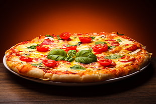 pizza with olives and tomatoes HD wallpaper