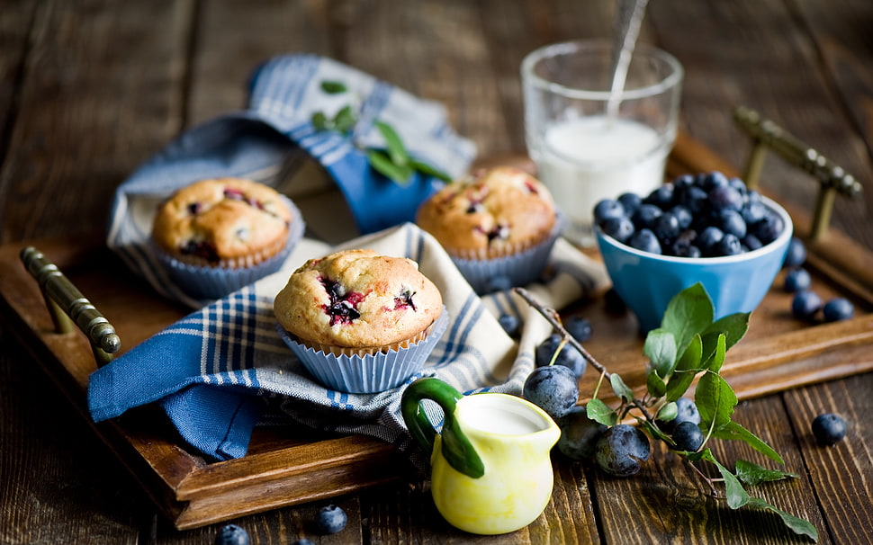 three baked cupcakes on wooden tray with blue berries HD wallpaper
