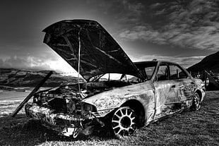 grayscale photography of wrecked sedan, monochrome, car, wreck, Nissan Skyline R32 HD wallpaper