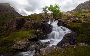 waterfalls in rocky mountain at daytime