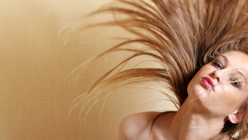 photo of woman flip her hair HD wallpaper