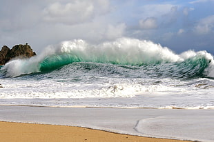 wave of body of water during daytime