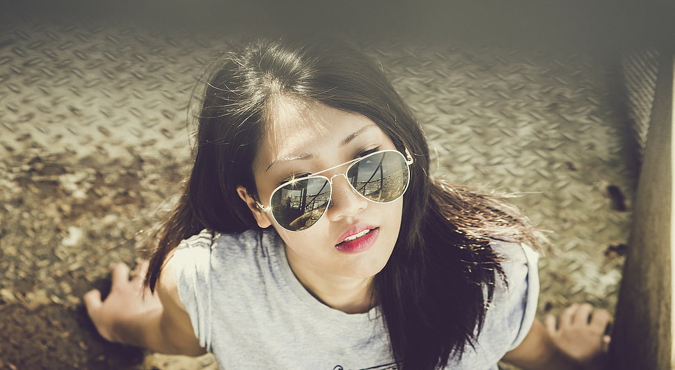 shallow focus photography of woman in gray crew-neck shirt wearing gold sunglasses HD wallpaper