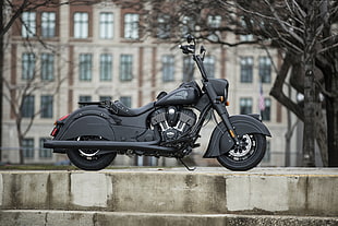 close up photograph of black cruiser motorcycle