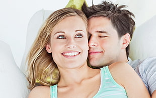 man in grey shirt hugging woman in blue tank top HD wallpaper