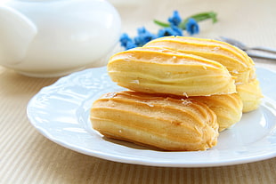 six butter biscuits on ceramic plate