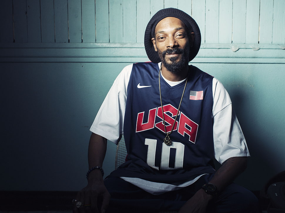 Snoop Dogg in black USA 10 nike jersey shirt next to white wall HD  wallpaper | Wallpaper Flare