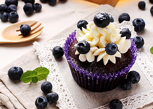 cupcake with black berries topping HD wallpaper