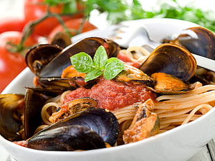 shallow focus photography of seafood pasta HD wallpaper