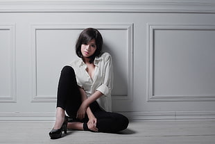 woman in quarter-sleeved shirt and black pants HD wallpaper