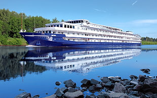 cruise ship on calm body of water HD wallpaper