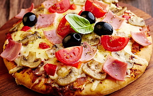 pizza topped with olives, mushroom, ham, and tomatoes HD wallpaper