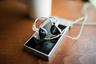 black UE earphones on top of grey mp3 player HD wallpaper