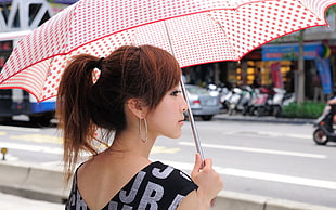 woman in black and grey sleeveless top holding pink and red umbrella HD wallpaper