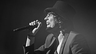 grayscale photo of man singing HD wallpaper