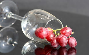 grape inside clear long-stemmed wine gass HD wallpaper