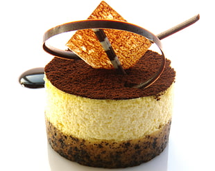 closeup photo of round chocolate coated cake HD wallpaper