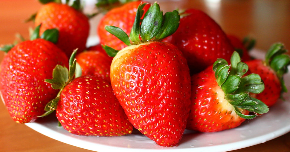 strawberries on plate HD wallpaper