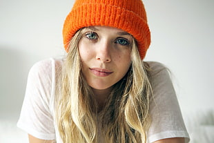 men's orange knit cap, Elizabeth Olsen , orange, blonde, beanie HD wallpaper