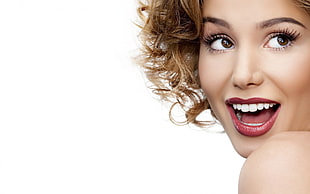 closeup photo of woman's face with blond curly hair HD wallpaper