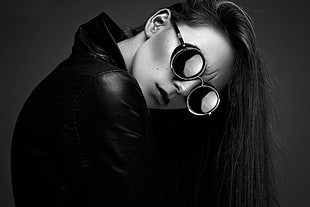 grayscale photo of woman wearing hippie sunglasses HD wallpaper