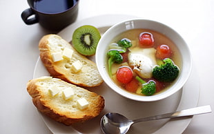 soup with small tomatoes and broccoli beside kiwi fruit and bread HD wallpaper